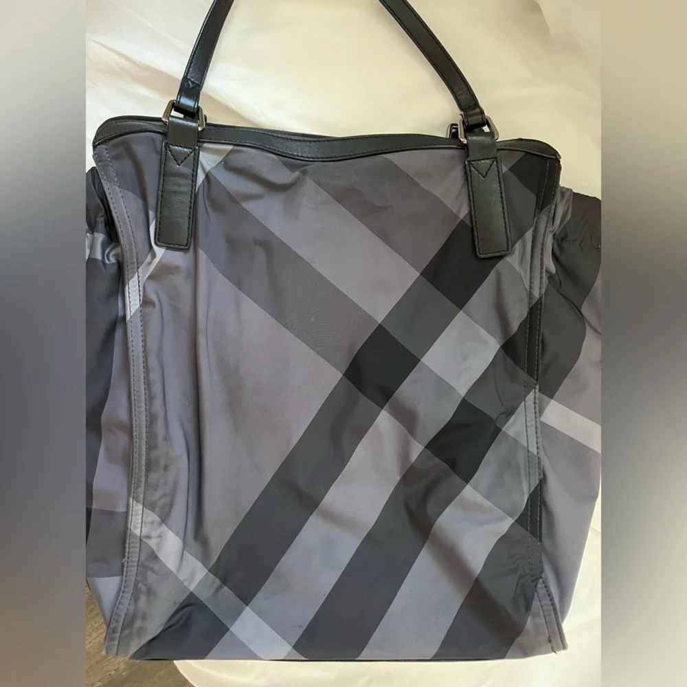 Burberry Buckleigh Tote bag - Picture 2 of 8